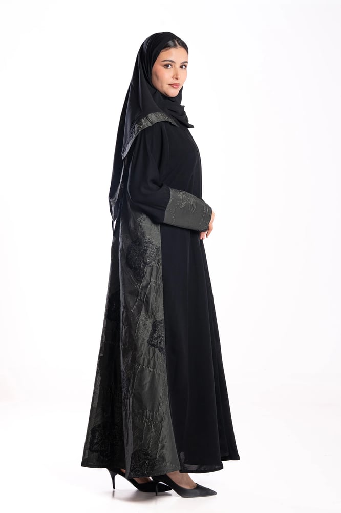 عباية شادن باللون الاسود