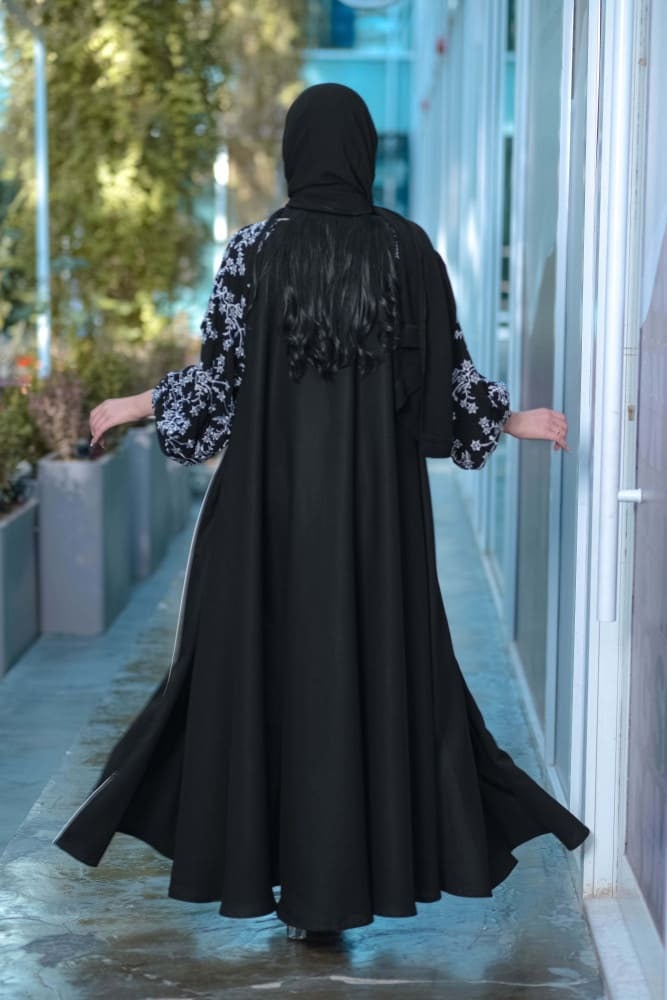 عبايات شتويةكلوش مناسبات  شك خرز كرستال ملونه ساترة دوامات جاكار عباية