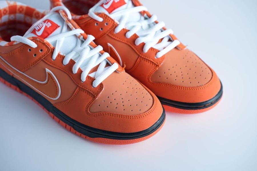 حذاء Nike SB Dunk برتقالي بلمسة شبابية ملفتة ونقشة داخلية فريدة
