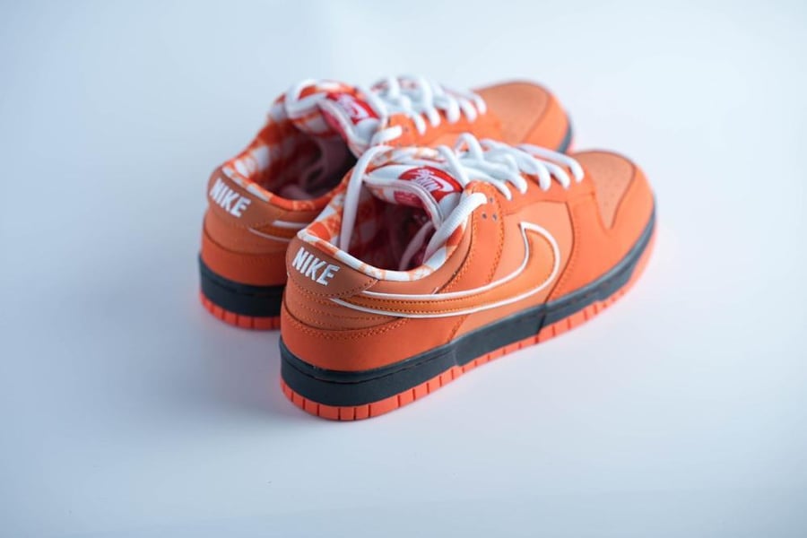 حذاء Nike SB Dunk برتقالي بلمسة شبابية ملفتة ونقشة داخلية فريدة