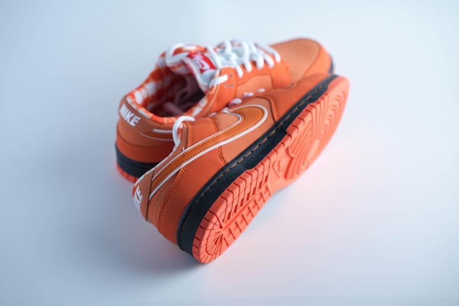 حذاء Nike SB Dunk برتقالي بلمسة شبابية ملفتة ونقشة داخلية فريدة