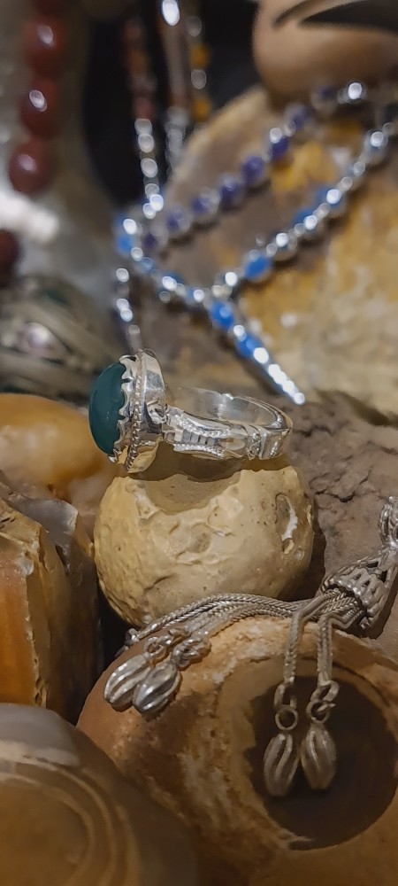 خاتم ملكي رجالي انيق وجميل من العقيق الاخضر بصياغه يدوية مبرد وبفضه عيار 925