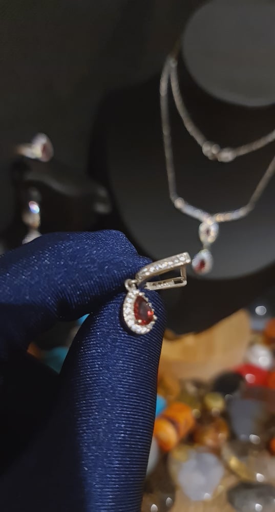 طقم انيق وجذاب قلادة + حلق + خاتم بحجر الياقوت وصياغه ناعمة وجميلة وبفضه عيار 925