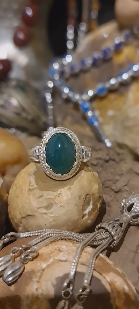 خاتم ملكي رجالي انيق وجميل من العقيق الاخضر بصياغه يدوية مبرد وبفضه عيار 925