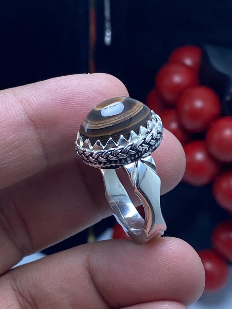 خاتم فضة ملكي بسلك عيار ٩٢٥ أنيق مرصّع بفص عقيق سليماني طبيعي ب الوان  جذّابه