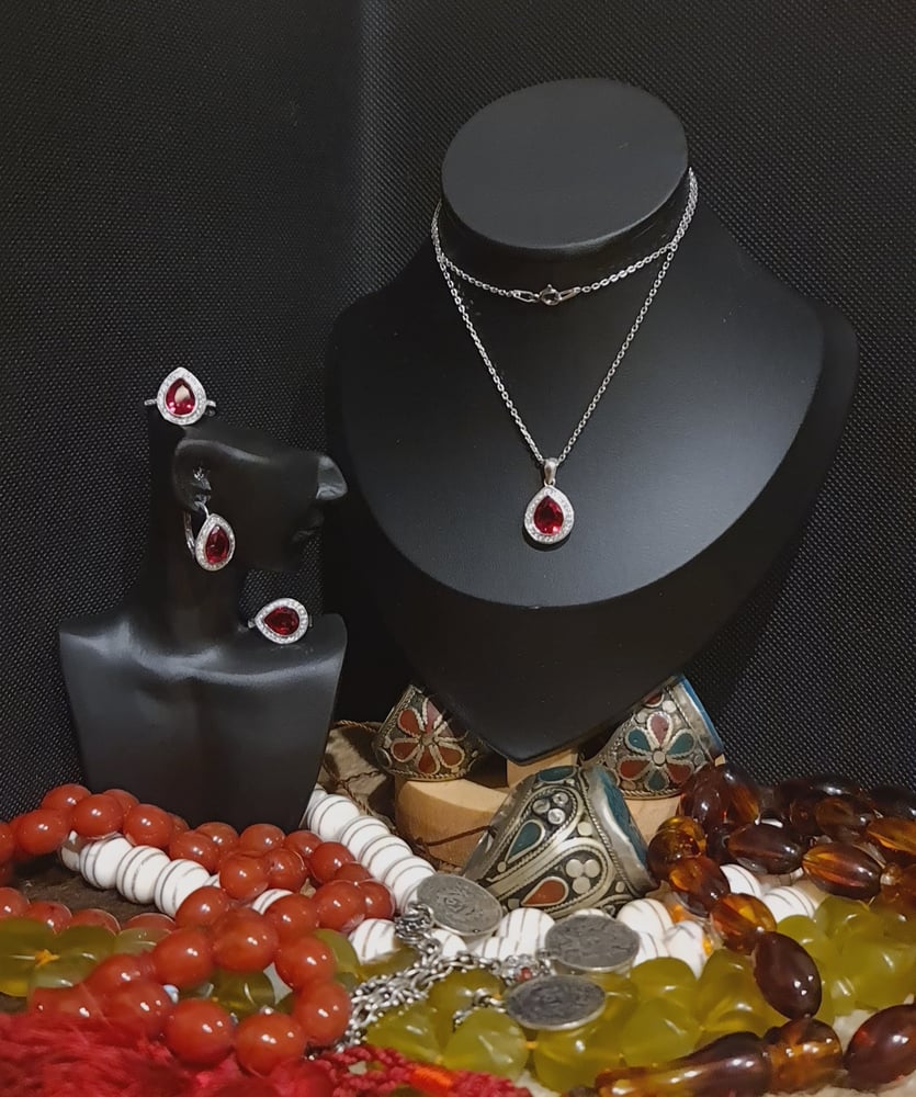 طقم انيق وفخم قلادة + حلق + خاتم بحجر الياقوت الجميل مطعم بفصوص من الزركون الكرستالي بصياغه ناعمة ولا اروع وفضه عيار 925