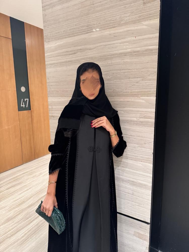 عباية شتوية مخمل باللون الأسود والرمادي