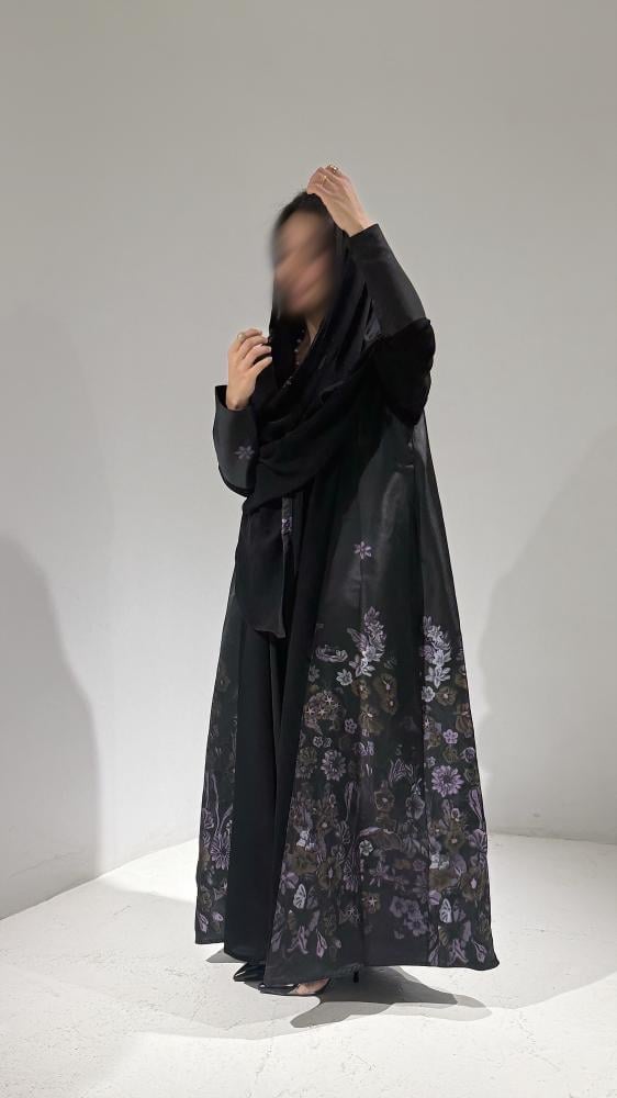 عباية سوداء مشجرة بتدخيلة ملونة بطبعات الزهور الجانبية
