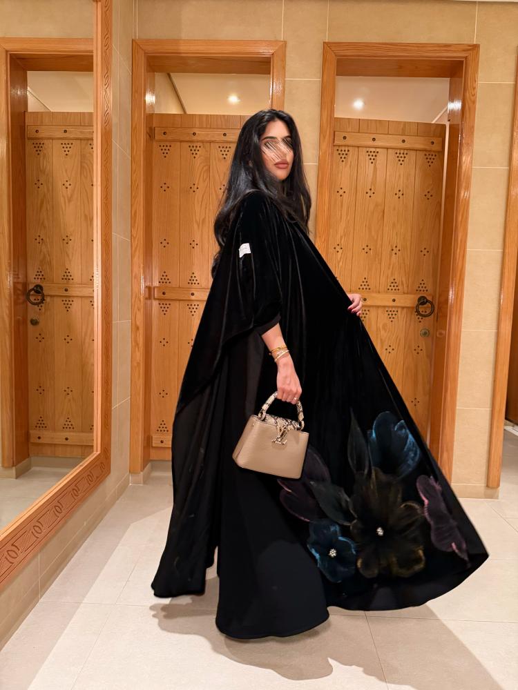 عباية مخمل كوري