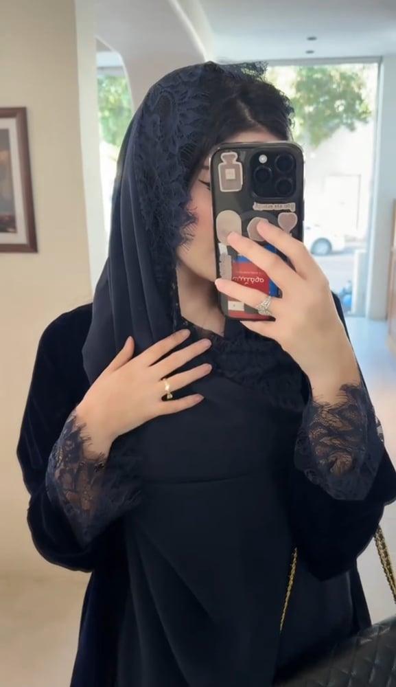 عباية مخمل مع دانتيل