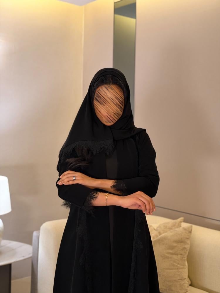 عباية كريب سيراميك مع دانتيل اسود نص كلوش
