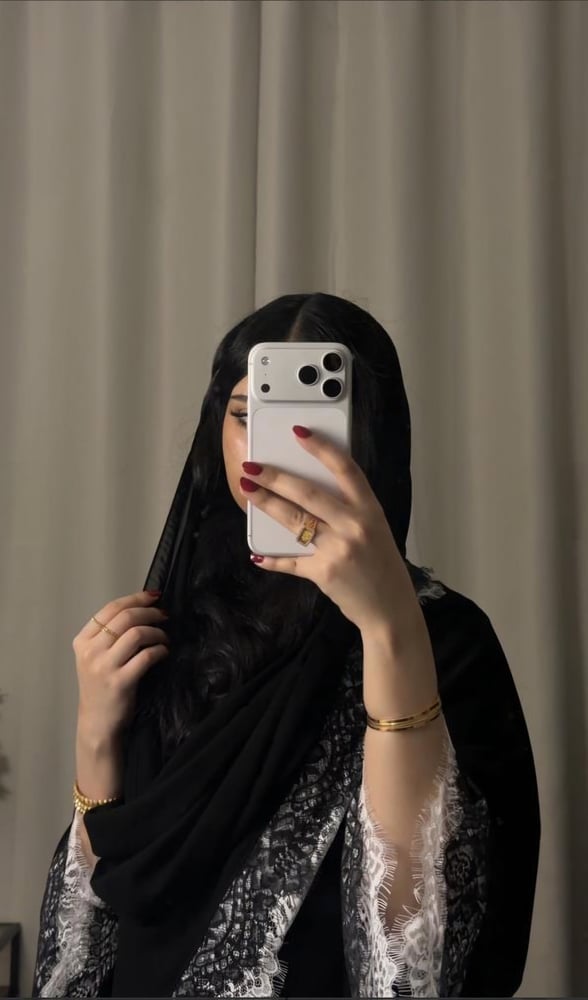عبايه كريب ملكي مع دانتيل ع الاكمام وا طرف الطرحه