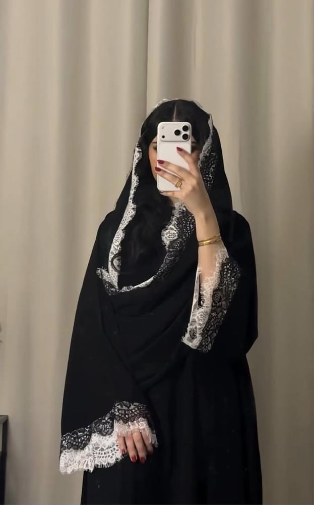 عبايه كريب ملكي مع دانتيل ع الاكمام وا طرف الطرحه
