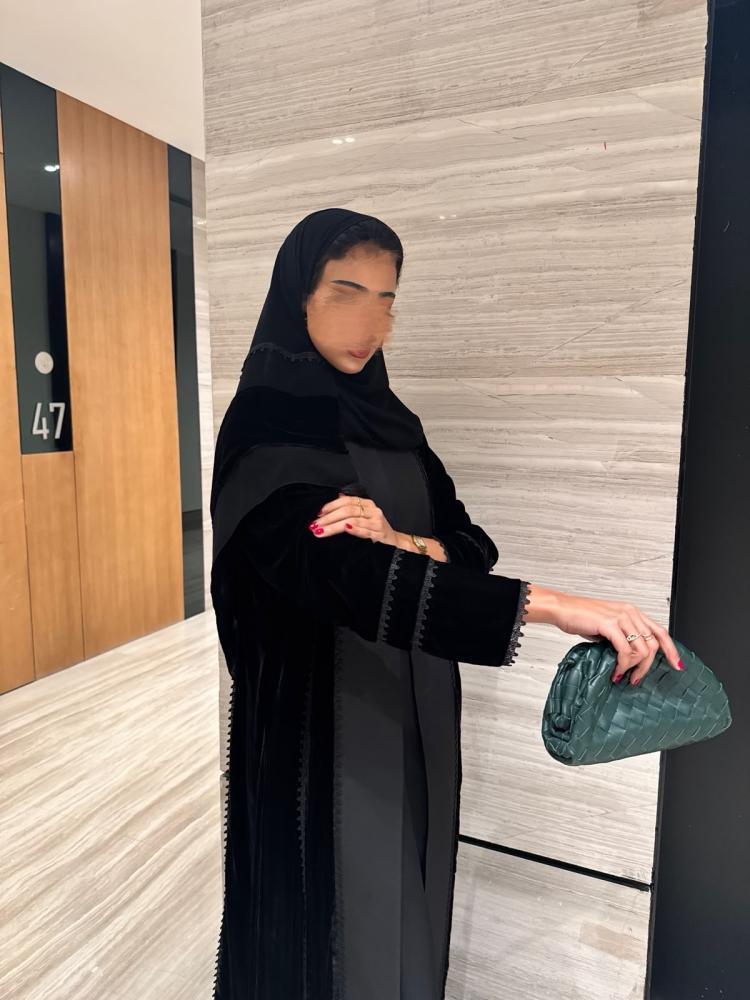 عباية شتوية مخمل باللون الأسود والرمادي