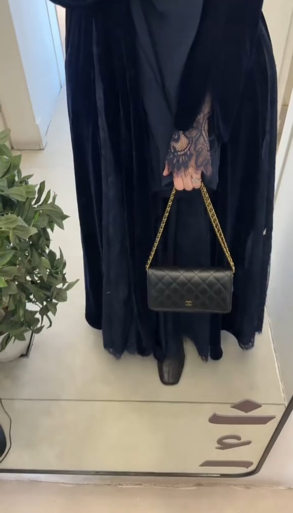 عباية مخمل مع دانتيل