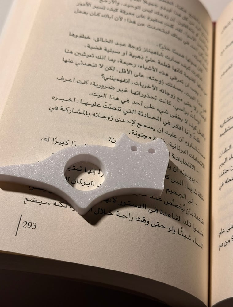 داعم كتب قط ابيض