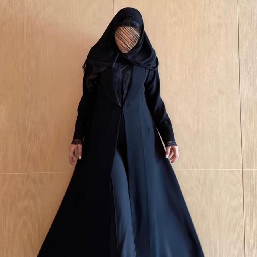 عباية بليزر كريب مع دانتيل راقي في الكم والياقه-