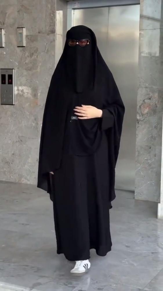 نقاب مثبت بالخمار – أسود أنيق