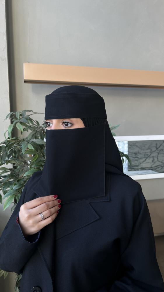 نقاب وسط مشبك
