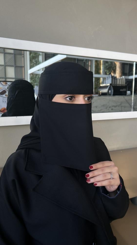 نقاب وسط مشبك
