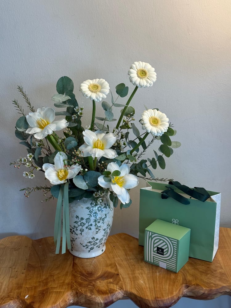 The Kingdom vase with Batshi chocolates