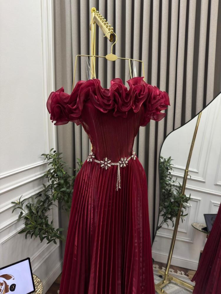 Elegant evening dress in burgundy