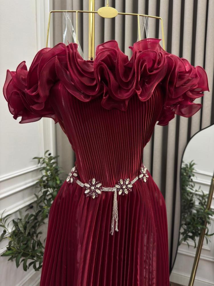 Elegant evening dress in burgundy