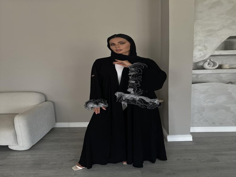 عبايه اسود ملكي دبل كلوش مع أكمام فاخره مخططه بالأبيض 27 L