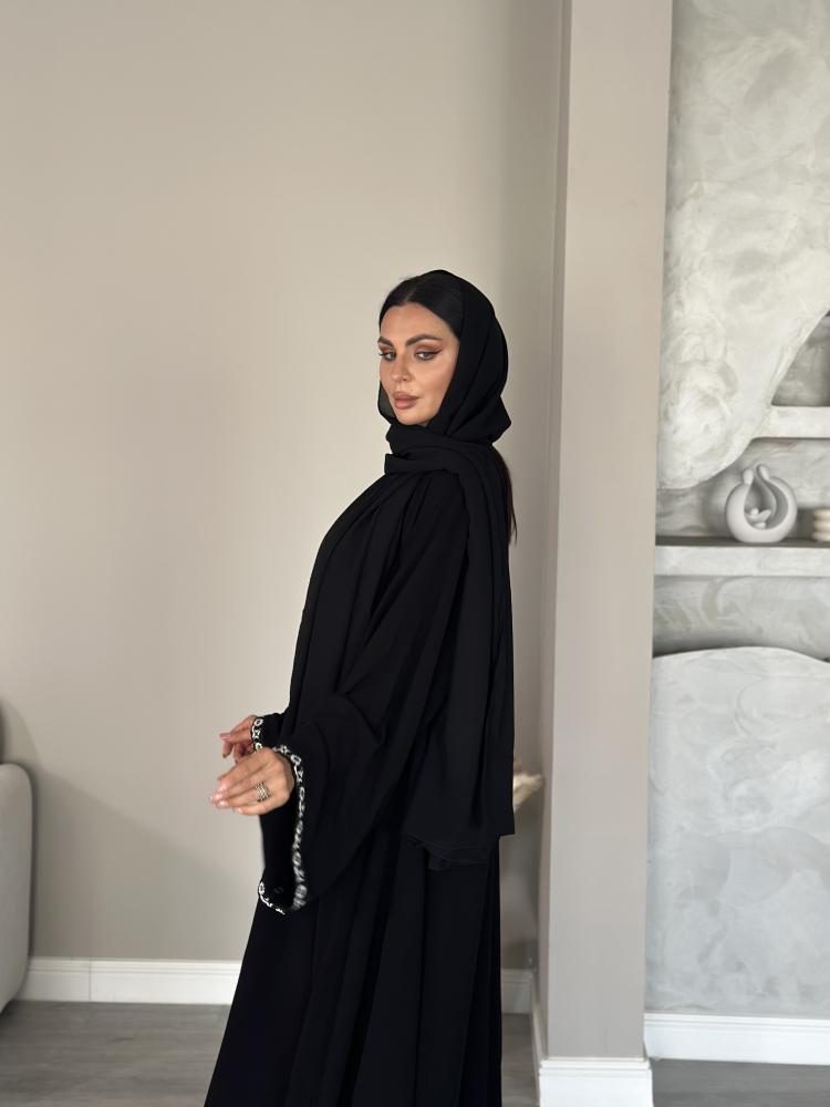 عبايه كريب ملكي كلوش أكمام تطريز L26