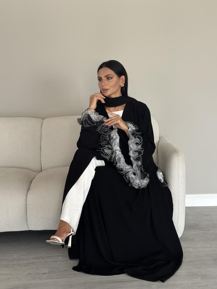 عبايه اسود ملكي دبل كلوش مع أكمام فاخره مخططه بالأبيض 27 L