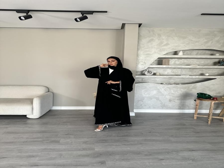 عبايه كريب ملكي كلوش أكمام تطريز L26