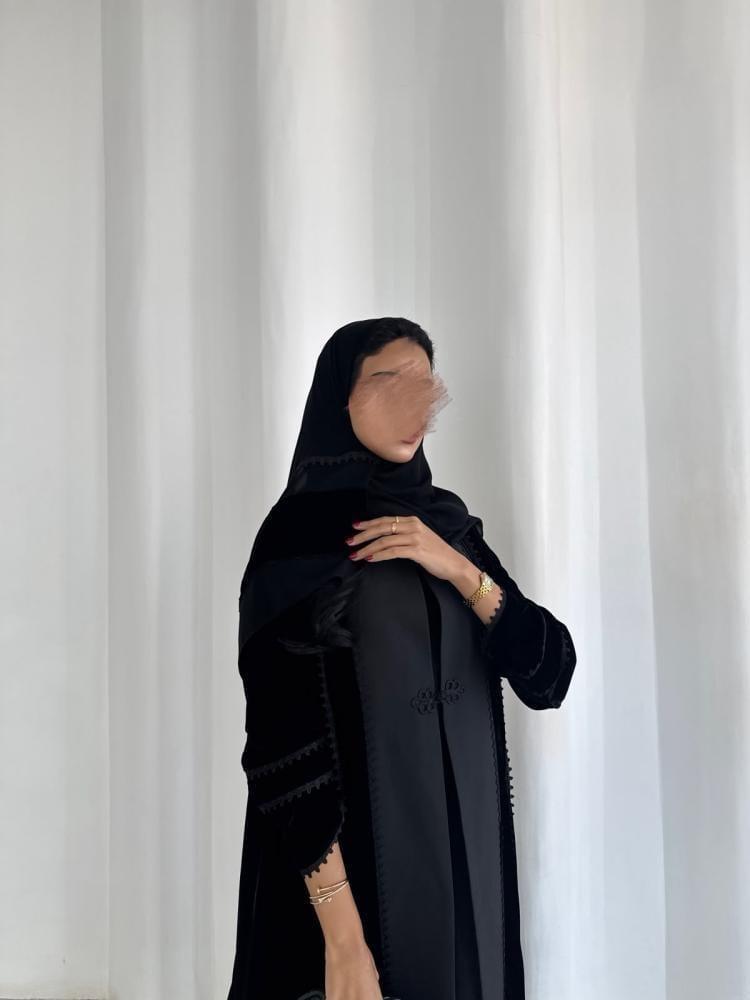 عباية شتوية مخمل باللون الأسود والرمادي