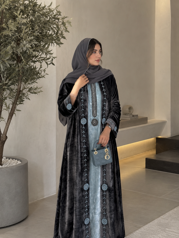 عباية شتوية مخمل فرنسي مع التطريز