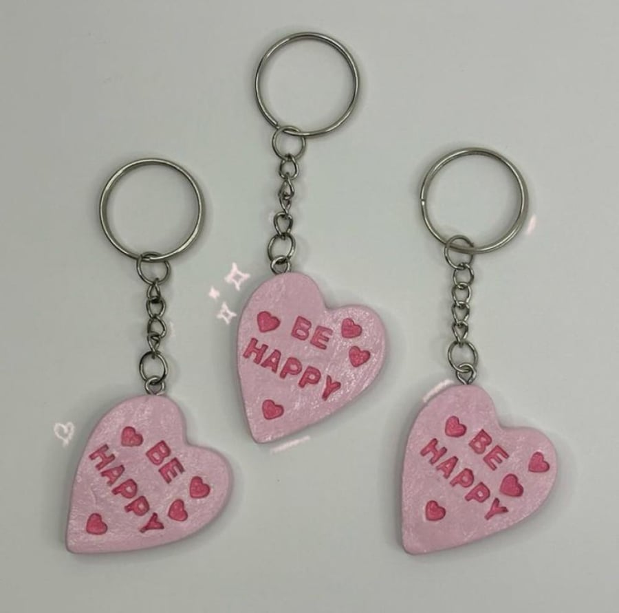 ميدالية بعبارة "BE HAPPY”