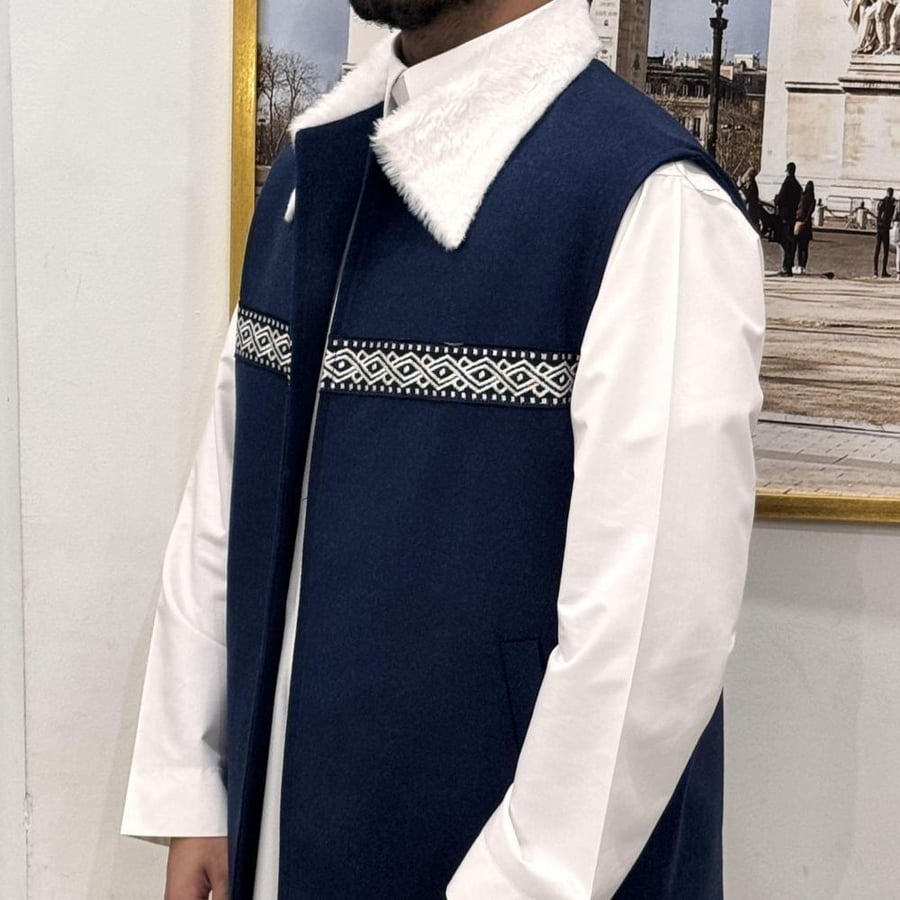 سديري رجالي كحلي طويل بياقة فرو بيضاء وشريط سدو