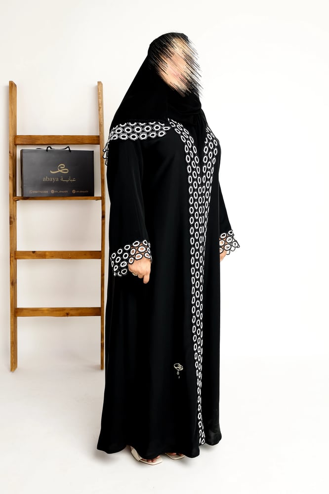 عبايات سوداء انيقه