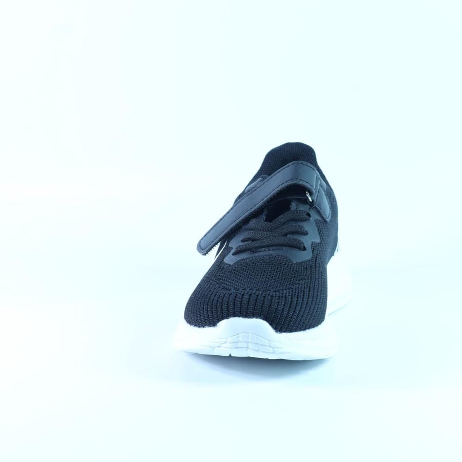 Light shoe with comfortable ventilation and modern mesh design