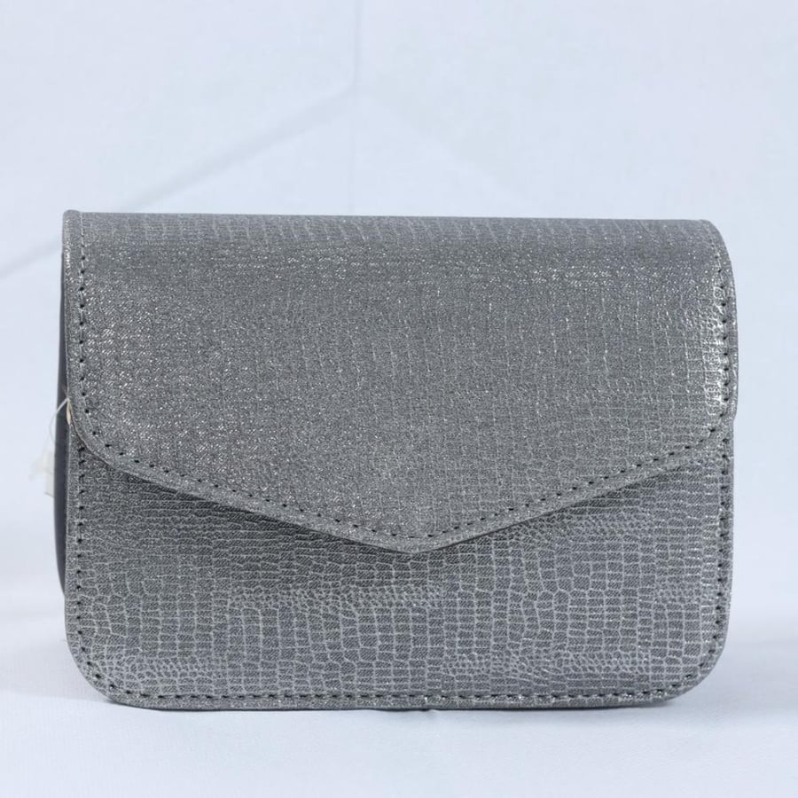 Small shoulder bag with modern design