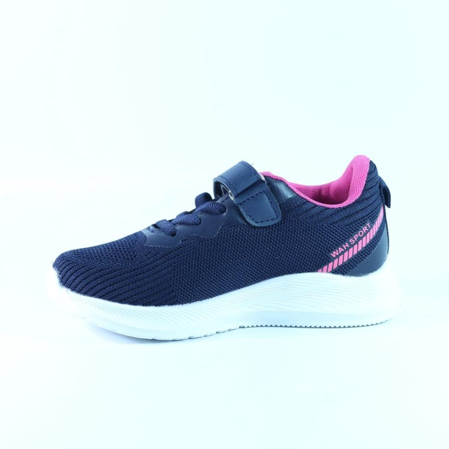 Light shoe with comfortable ventilation and modern mesh design