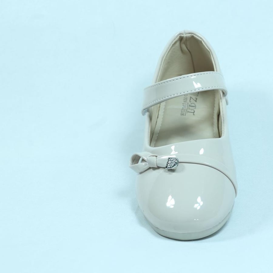 Elegant girls' shoe with a soft shine and decorated with a luxurious ribbon