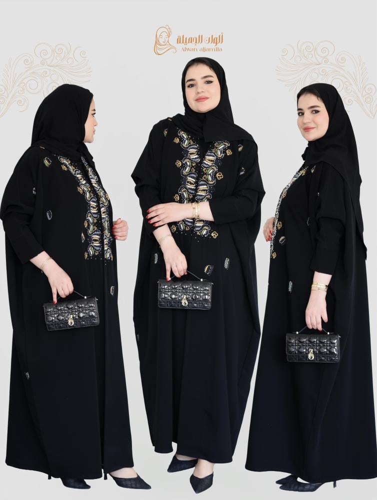 عباية سوداء فراشة بتطريز ناعم ملون في المنتصف بتصميم أنيق