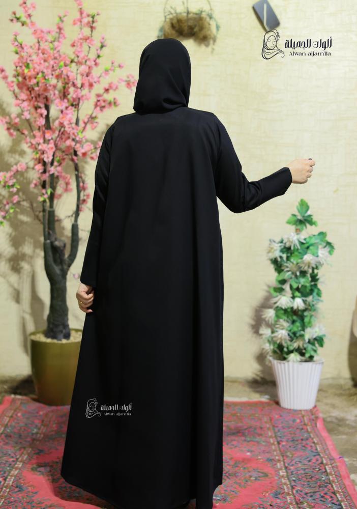 عباية سوداء أنيقة بتصميم خلفي بسيط وانسيابي