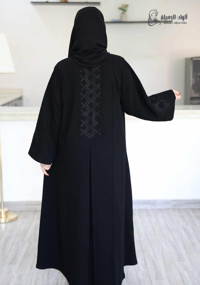 خلف عباية سوداء بتصميم كلاسيكي بسيط