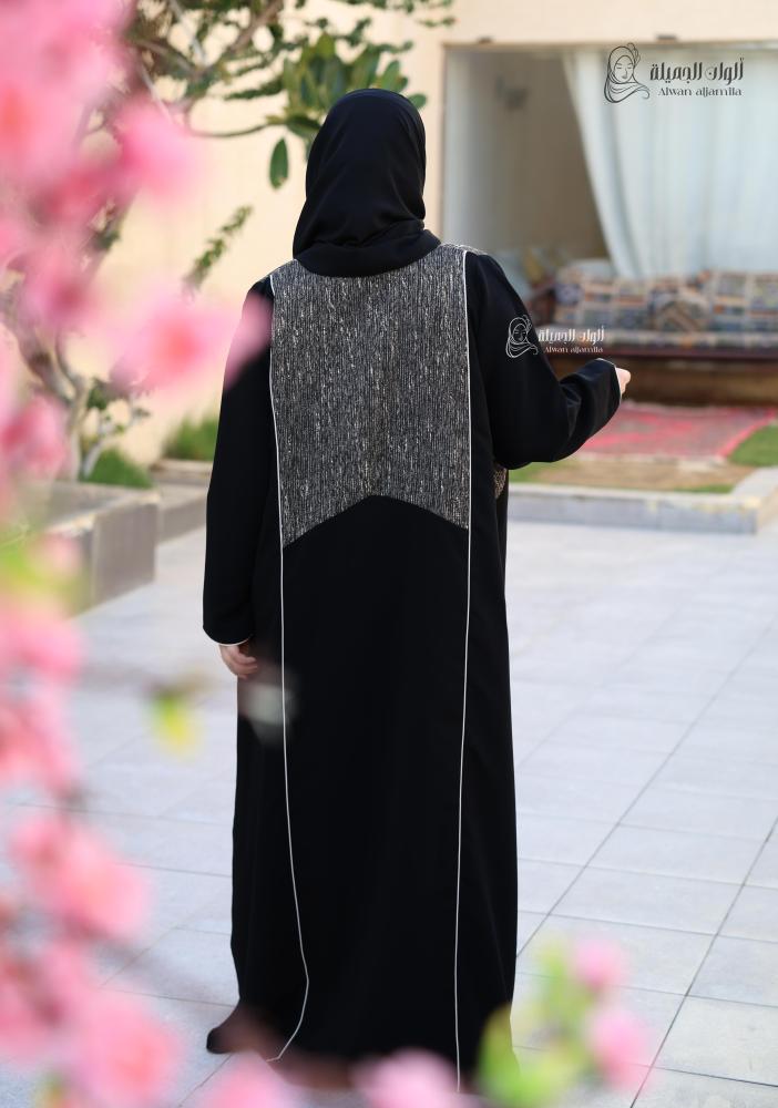 عباية سوداء بتدخيلة فاخرة من الكريب الملكي