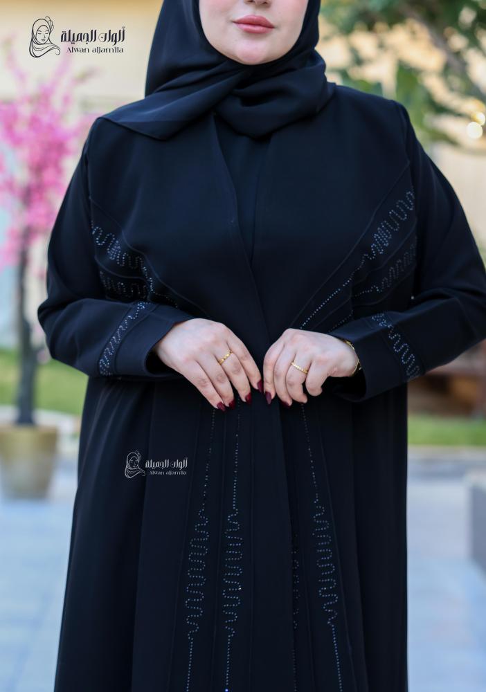 تفاصيل قماش كريب ناعم لعباية سوداء نسائية بجودة عالية