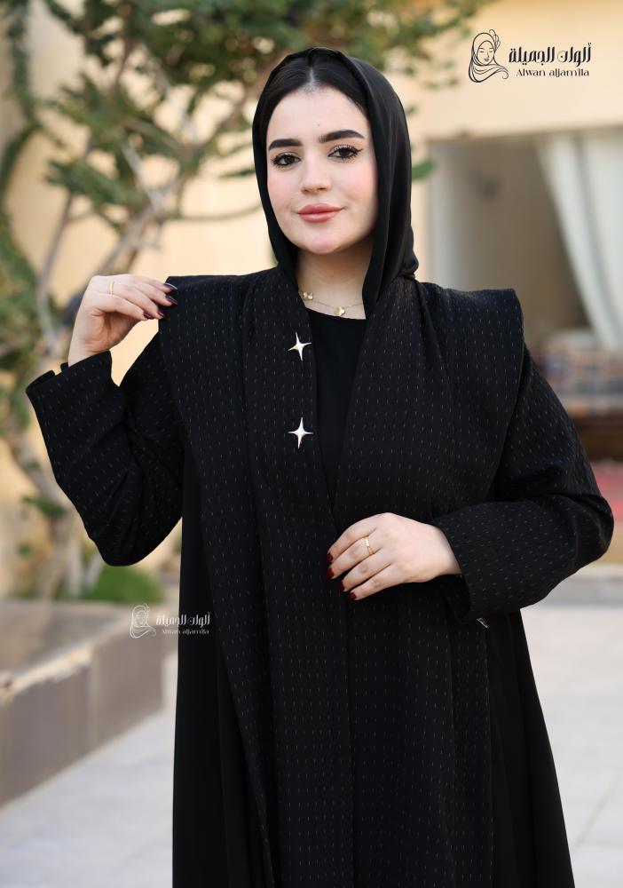 عباية سوداء نسائية من الخلف بقصة مريحة وانسدال ناعم