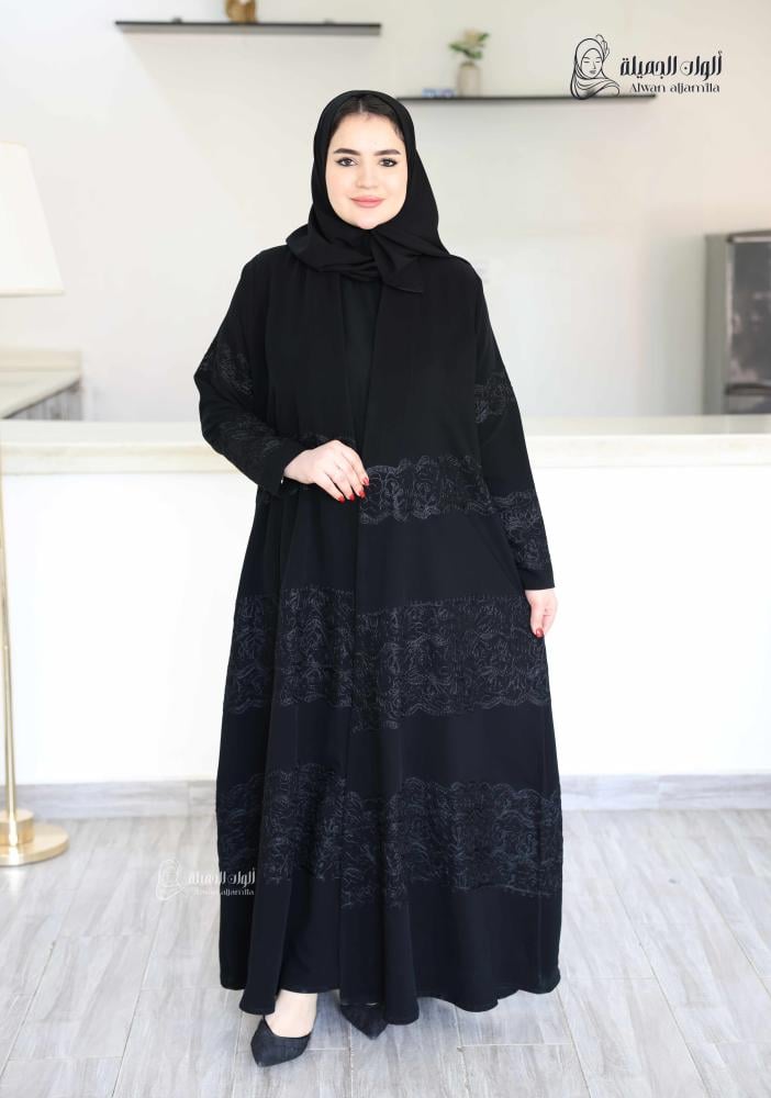 تفاصيل تطريز هاري أسود فاخر على عباية سوداء