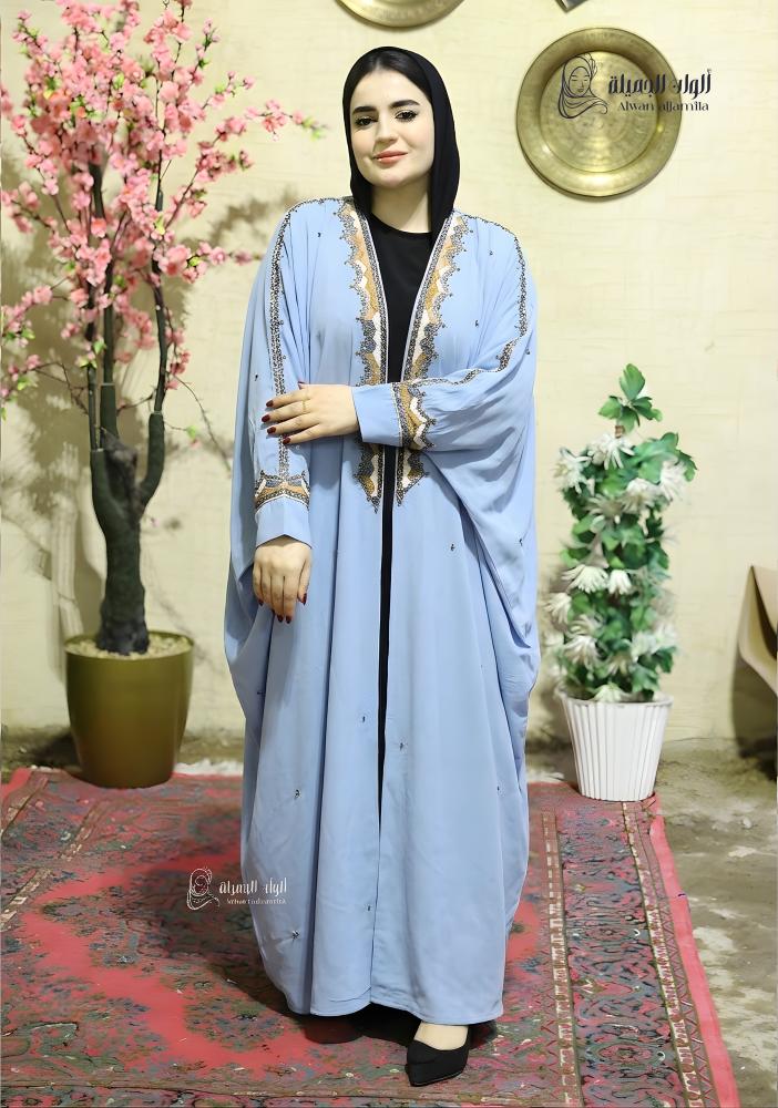 عباية بشت سماوية مطرزة بتطريز تراثي فاخر مع خرز يدوي وقماش كريب