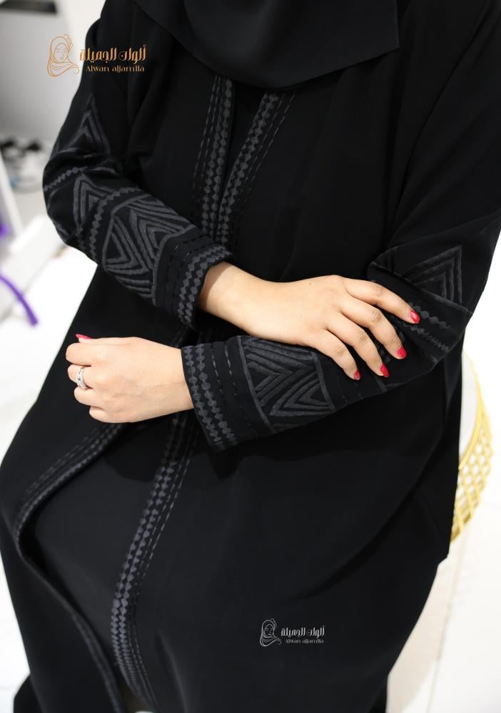 أكمام عباية مطرزة بتصميم عصري