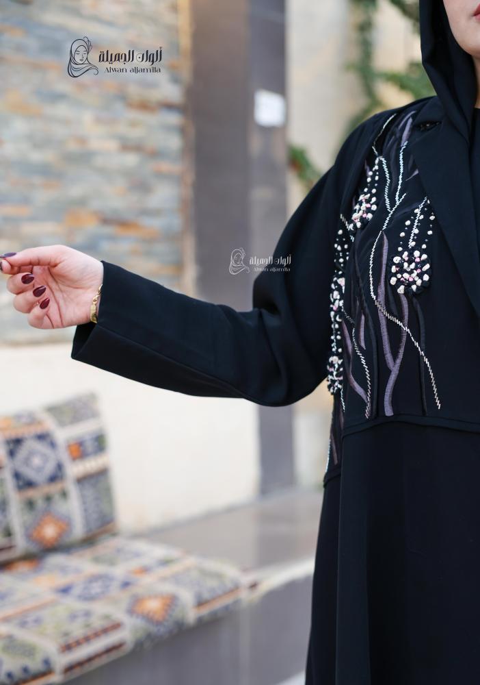 أكمام عباية سوداء بتطريز شك راقي وتصميم أنيق بلمسات فخمة